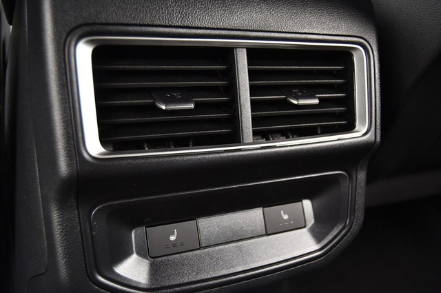 Volkswagen Atlas Cross Sport Vehicle Image 23