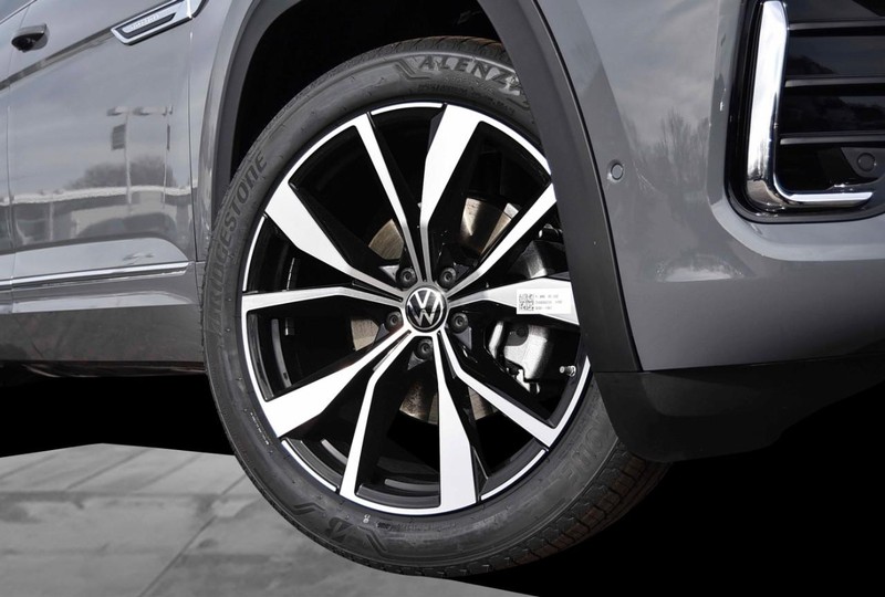 Volkswagen Atlas Cross Sport Vehicle Image 03