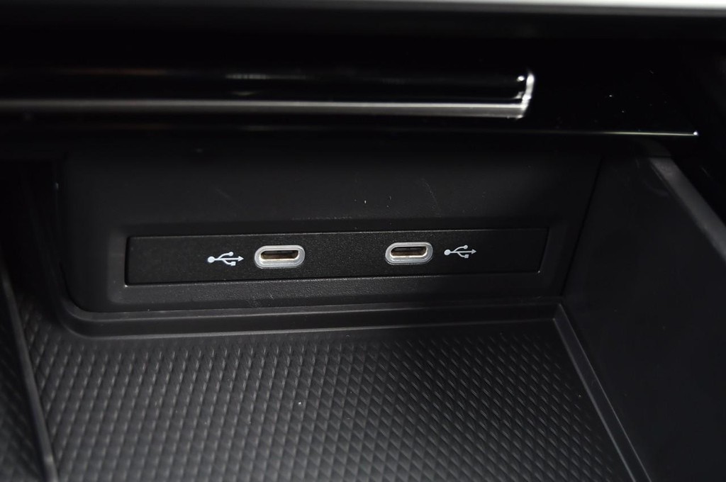 Volkswagen Atlas Vehicle Full-screen Gallery Image 16