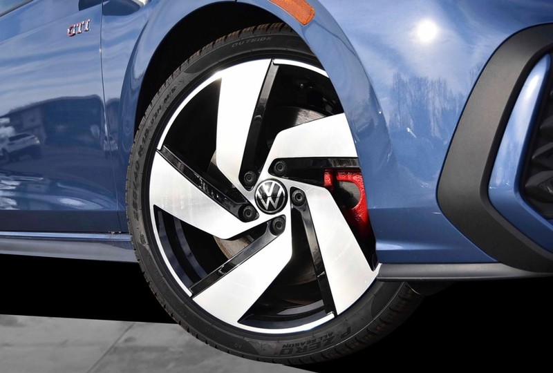 Volkswagen Golf GTI Vehicle Image 03