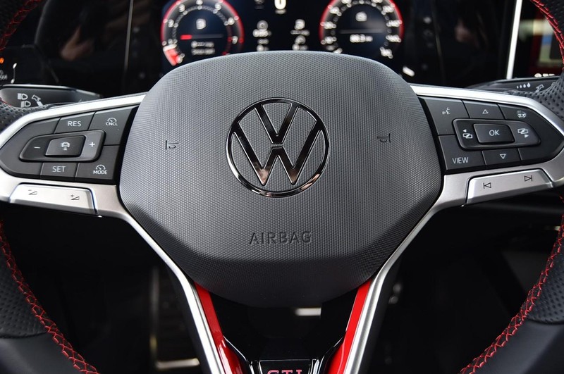 Volkswagen Golf GTI Vehicle Image 18