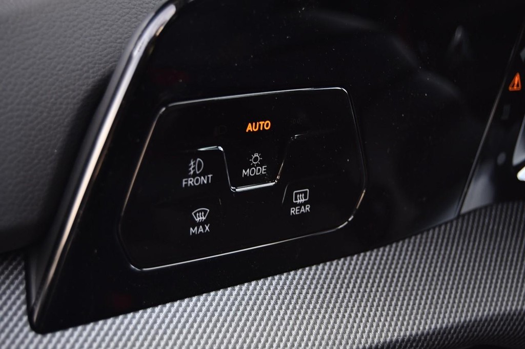 Volkswagen Golf GTI Vehicle Full-screen Gallery Image 10