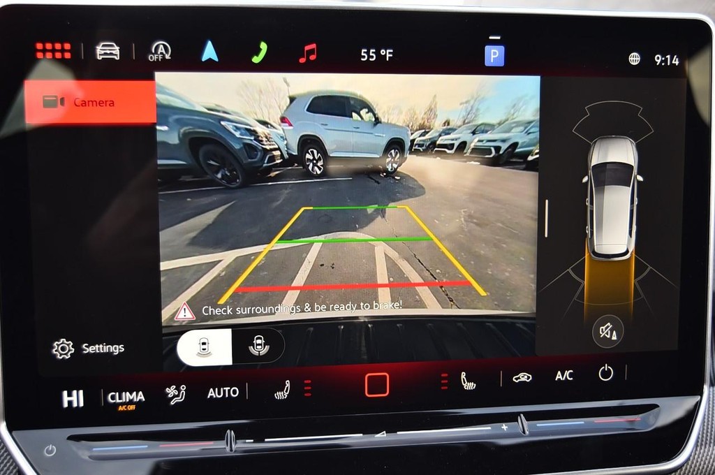 Volkswagen Golf GTI Vehicle Full-screen Gallery Image 12