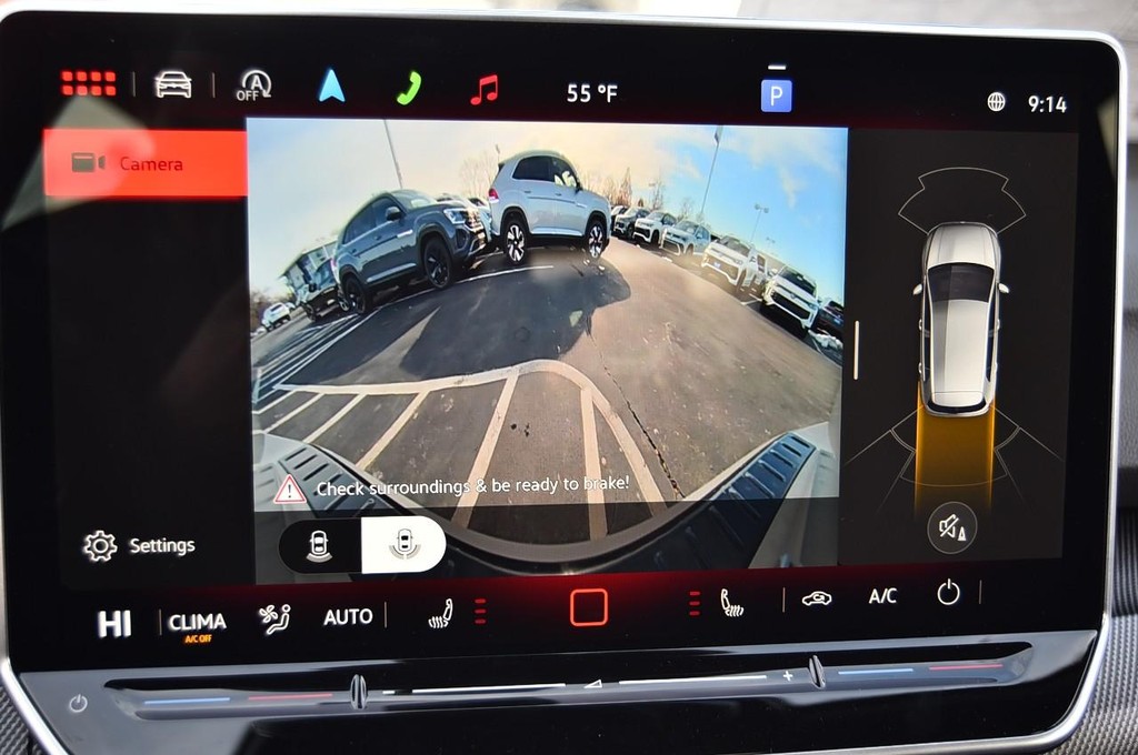 Volkswagen Golf GTI Vehicle Full-screen Gallery Image 13