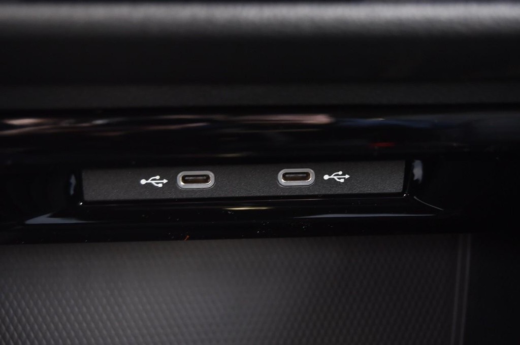 Volkswagen Golf GTI Vehicle Full-screen Gallery Image 16