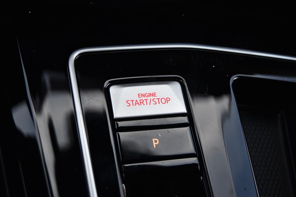 Volkswagen Golf GTI Vehicle Full-screen Gallery Image 17