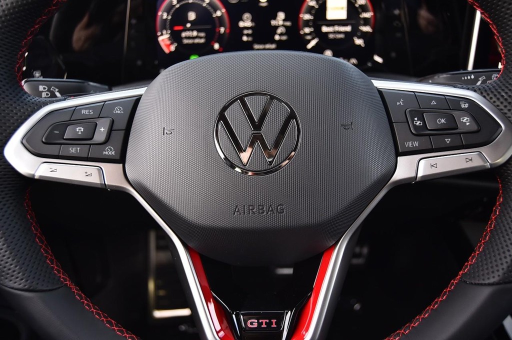 Volkswagen Golf GTI Vehicle Full-screen Gallery Image 18