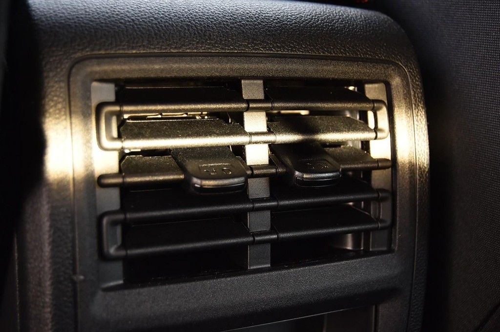 Volkswagen Golf GTI Vehicle Full-screen Gallery Image 22