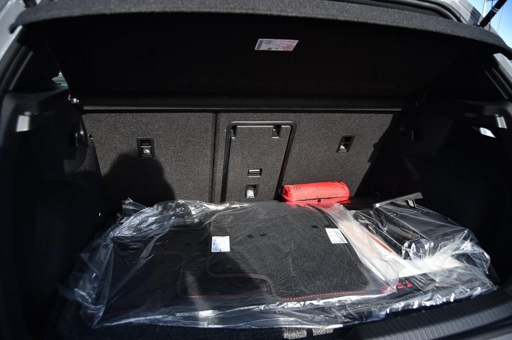 Volkswagen Golf GTI Vehicle Full-screen Gallery Image 23