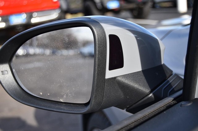 Volkswagen Golf GTI Vehicle Image 09