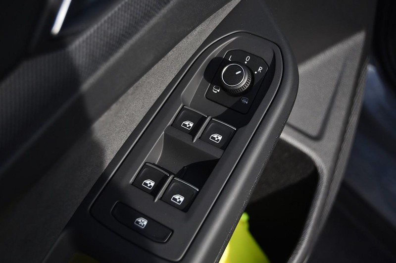 Volkswagen Golf GTI Vehicle Image 08