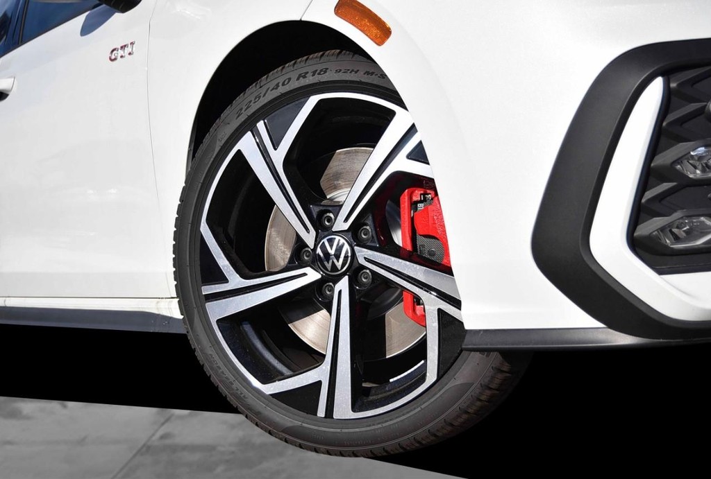 Volkswagen Golf GTI Vehicle Full-screen Gallery Image 3