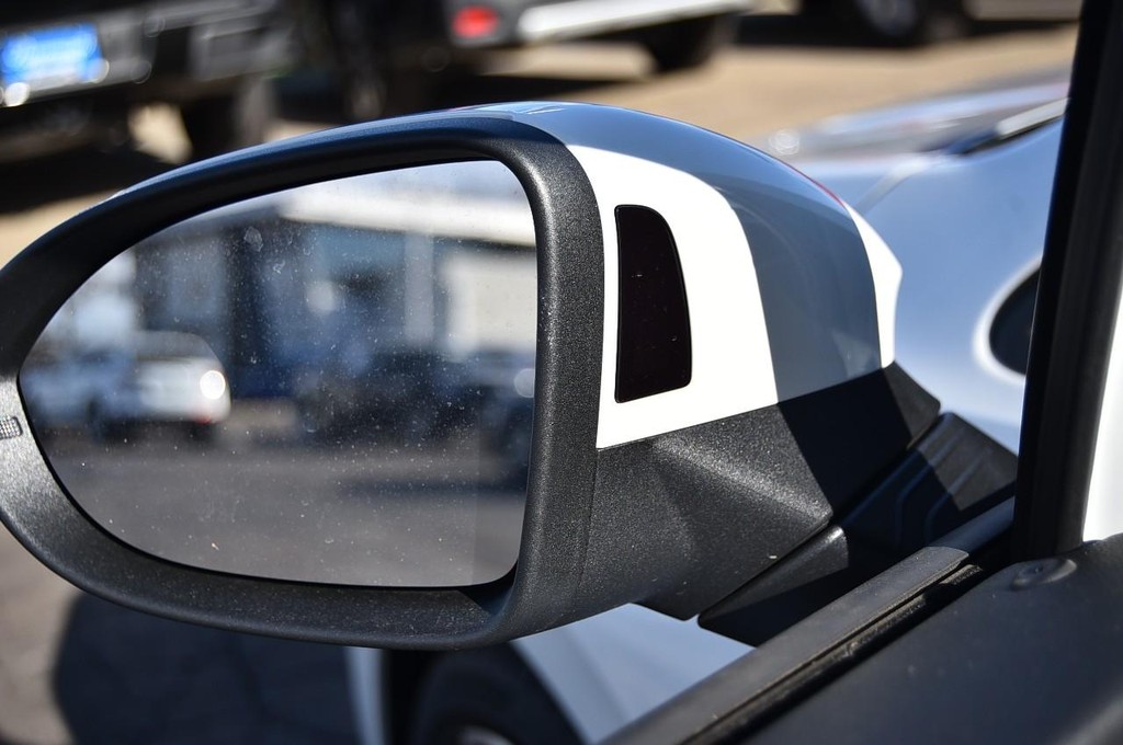 Volkswagen Golf GTI Vehicle Full-screen Gallery Image 9