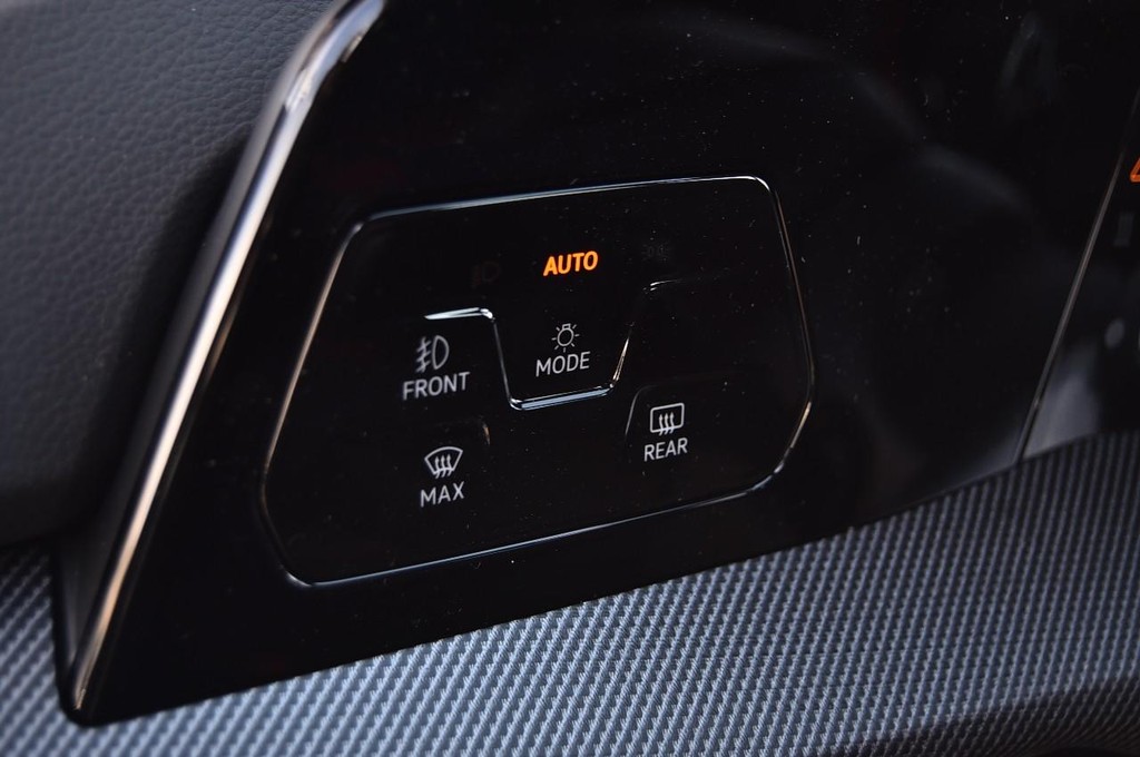 Volkswagen Golf GTI Vehicle Full-screen Gallery Image 10