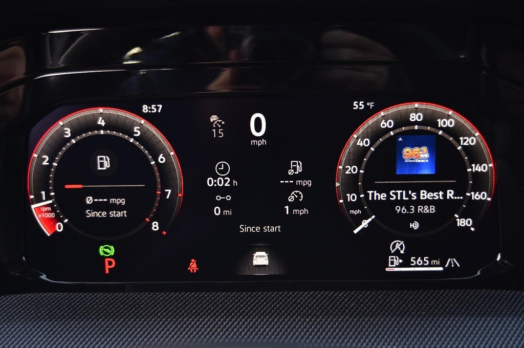 Volkswagen Golf GTI Vehicle Full-screen Gallery Image 11