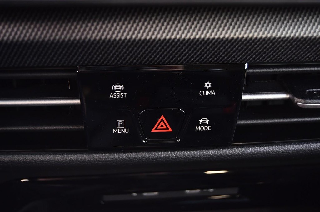 Volkswagen Golf GTI Vehicle Full-screen Gallery Image 15