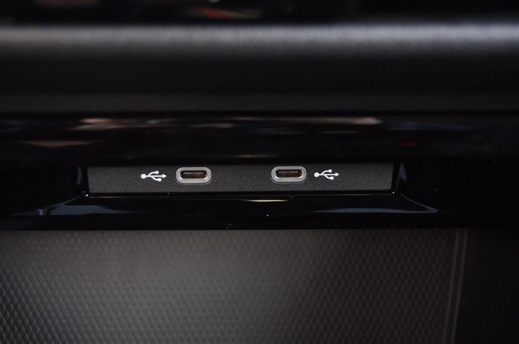 Volkswagen Golf GTI Vehicle Full-screen Gallery Image 16