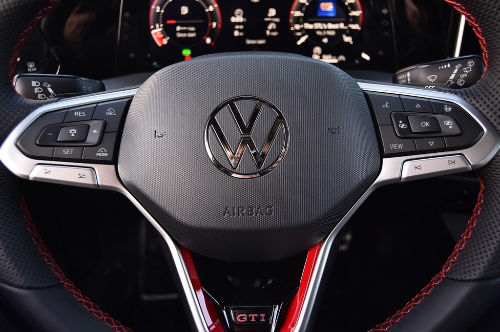 Volkswagen Golf GTI Vehicle Full-screen Gallery Image 18