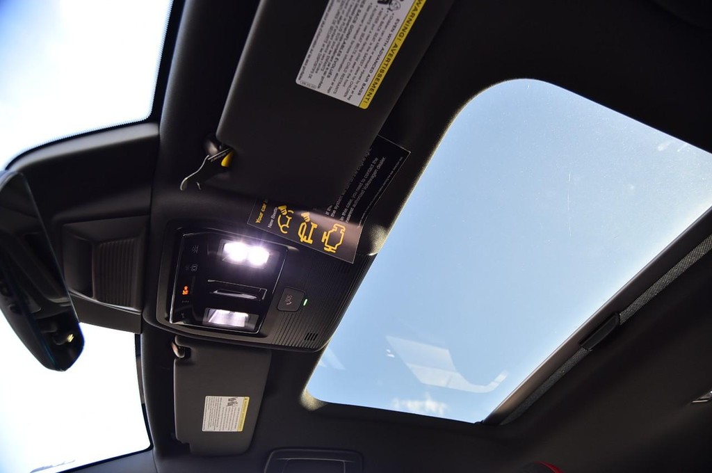 Volkswagen Golf GTI Vehicle Full-screen Gallery Image 21