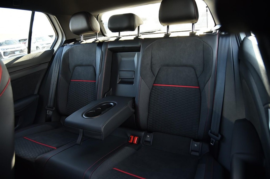 Volkswagen Golf GTI Vehicle Full-screen Gallery Image 22