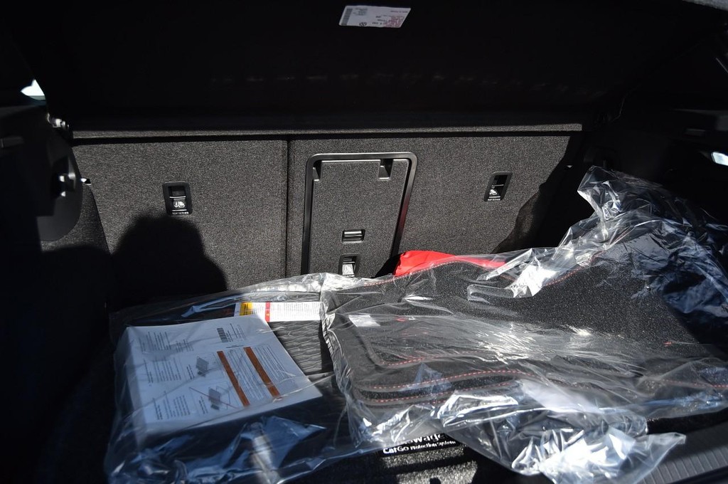 Volkswagen Golf GTI Vehicle Full-screen Gallery Image 24