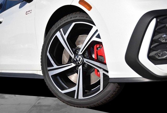 Volkswagen Golf GTI Vehicle Image 03