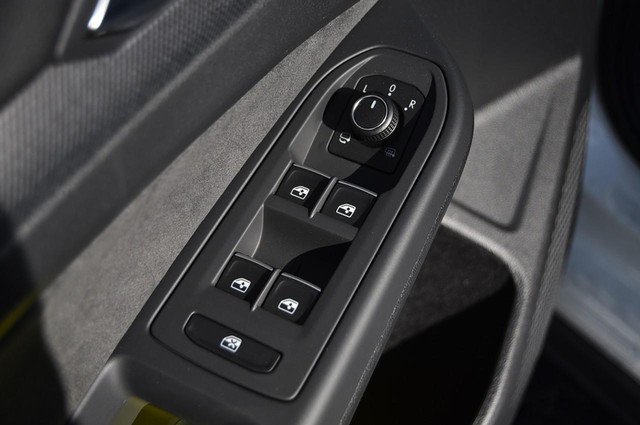 Volkswagen Golf GTI Vehicle Image 08