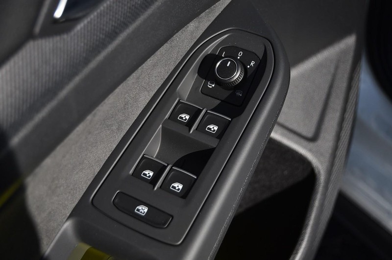 Volkswagen Golf GTI Vehicle Image 08