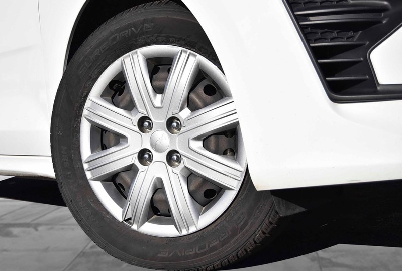 Kia Rio Vehicle Full-screen Gallery Image 3