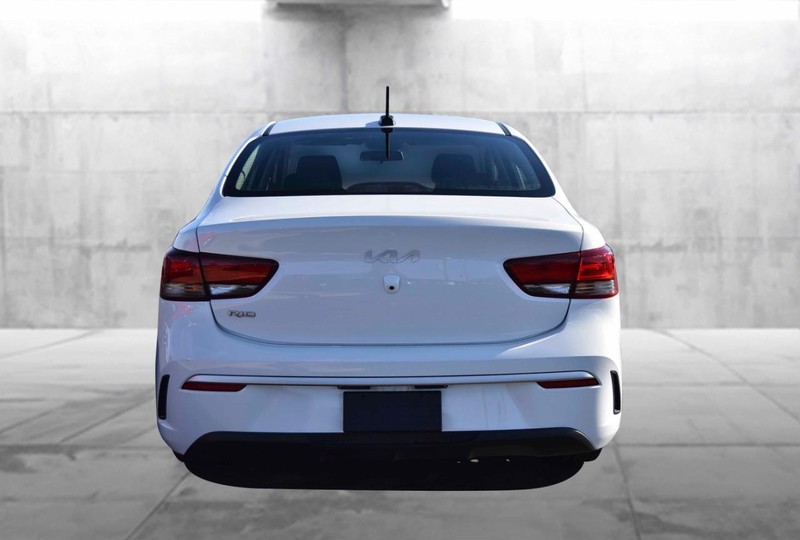 Kia Rio Vehicle Full-screen Gallery Image 6