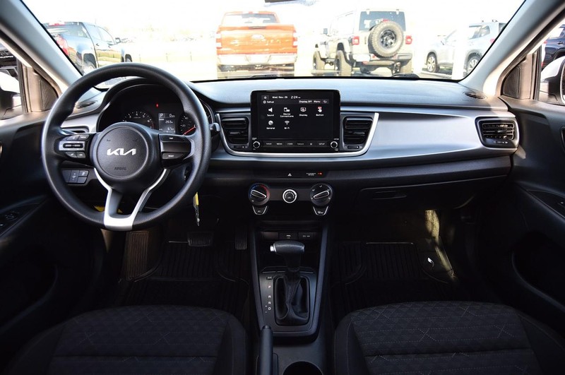 Kia Rio Vehicle Full-screen Gallery Image 7