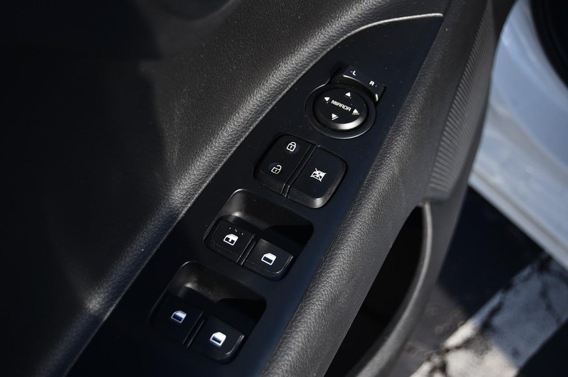 Kia Rio Vehicle Full-screen Gallery Image 8