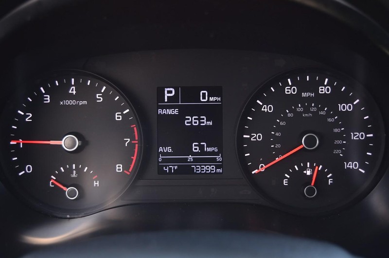 Kia Rio Vehicle Full-screen Gallery Image 10