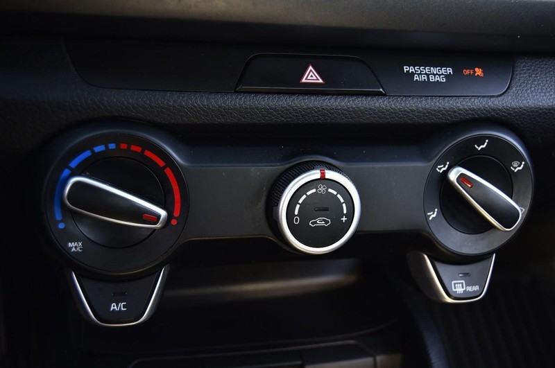 Kia Rio Vehicle Full-screen Gallery Image 13