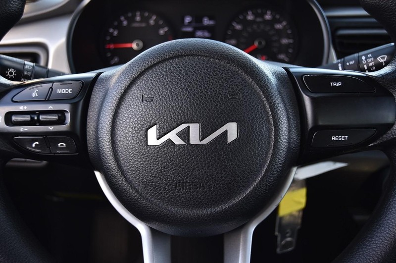 Kia Rio Vehicle Full-screen Gallery Image 16