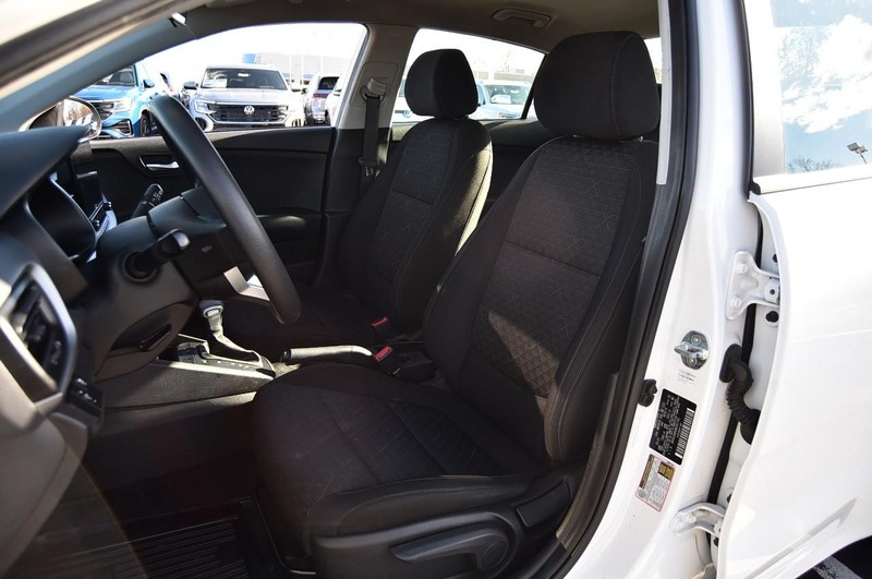 Kia Rio Vehicle Full-screen Gallery Image 17