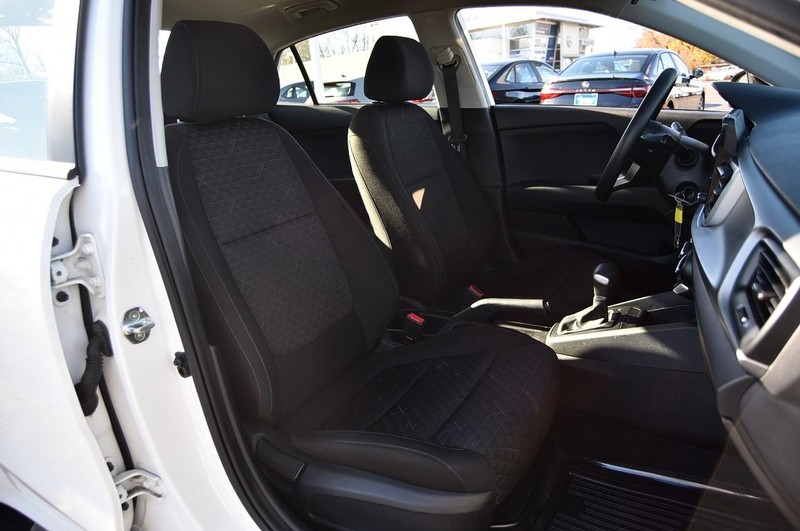 Kia Rio Vehicle Full-screen Gallery Image 18