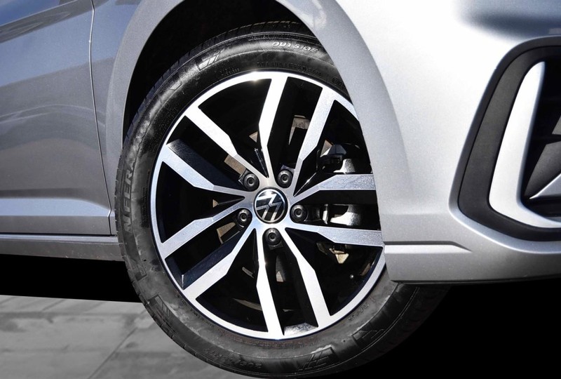 Volkswagen Jetta Vehicle Full-screen Gallery Image 3