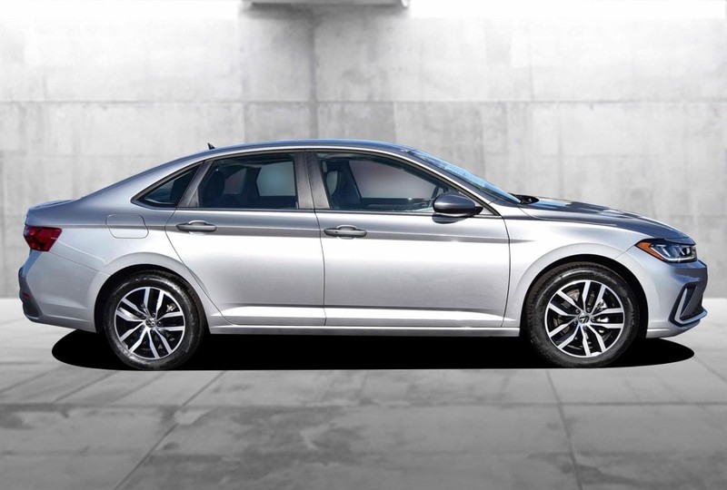 Volkswagen Jetta Vehicle Full-screen Gallery Image 5