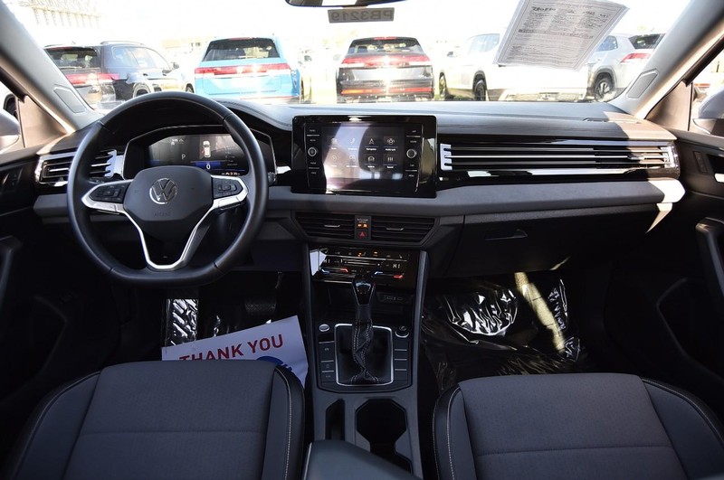 Volkswagen Jetta Vehicle Full-screen Gallery Image 7