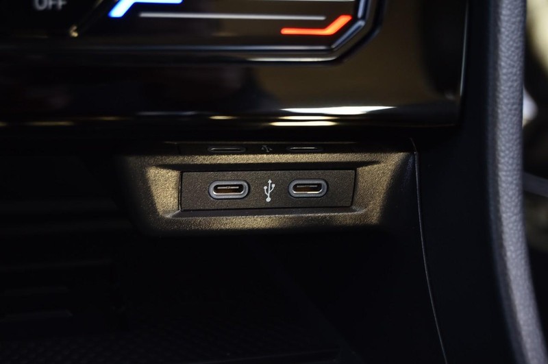 Volkswagen Jetta Vehicle Full-screen Gallery Image 16