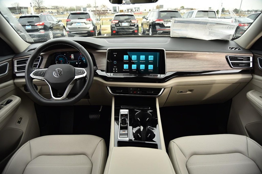 Volkswagen Atlas Vehicle Full-screen Gallery Image 7