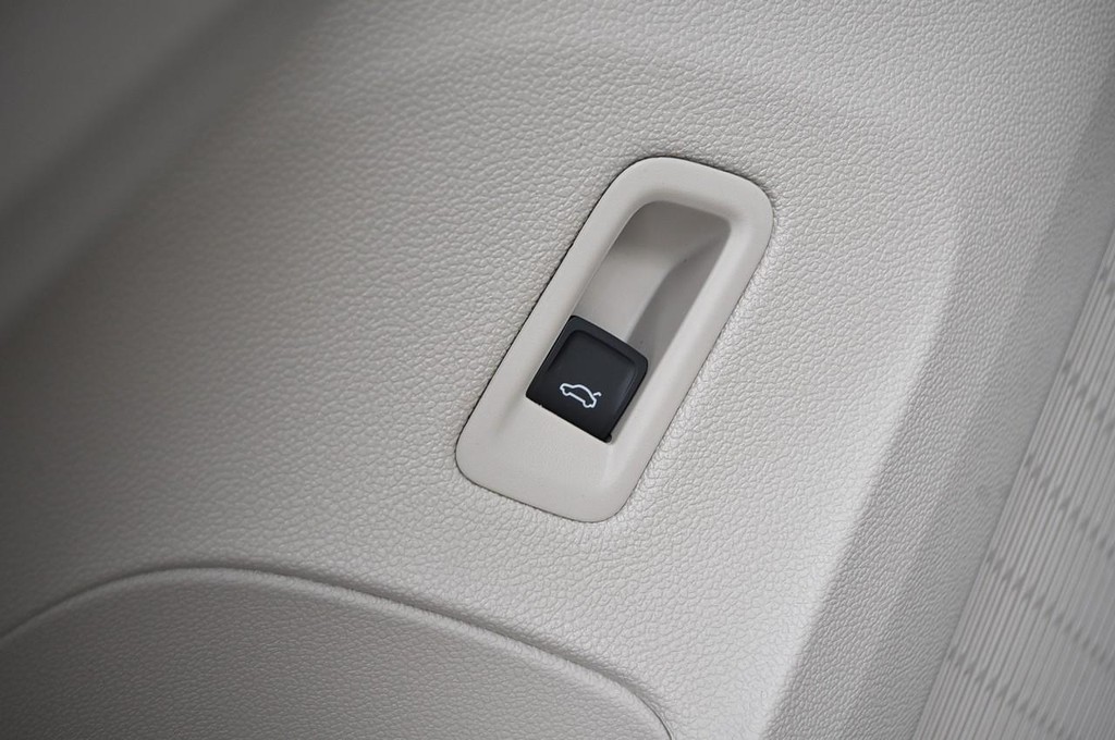 Volkswagen Atlas Vehicle Full-screen Gallery Image 9