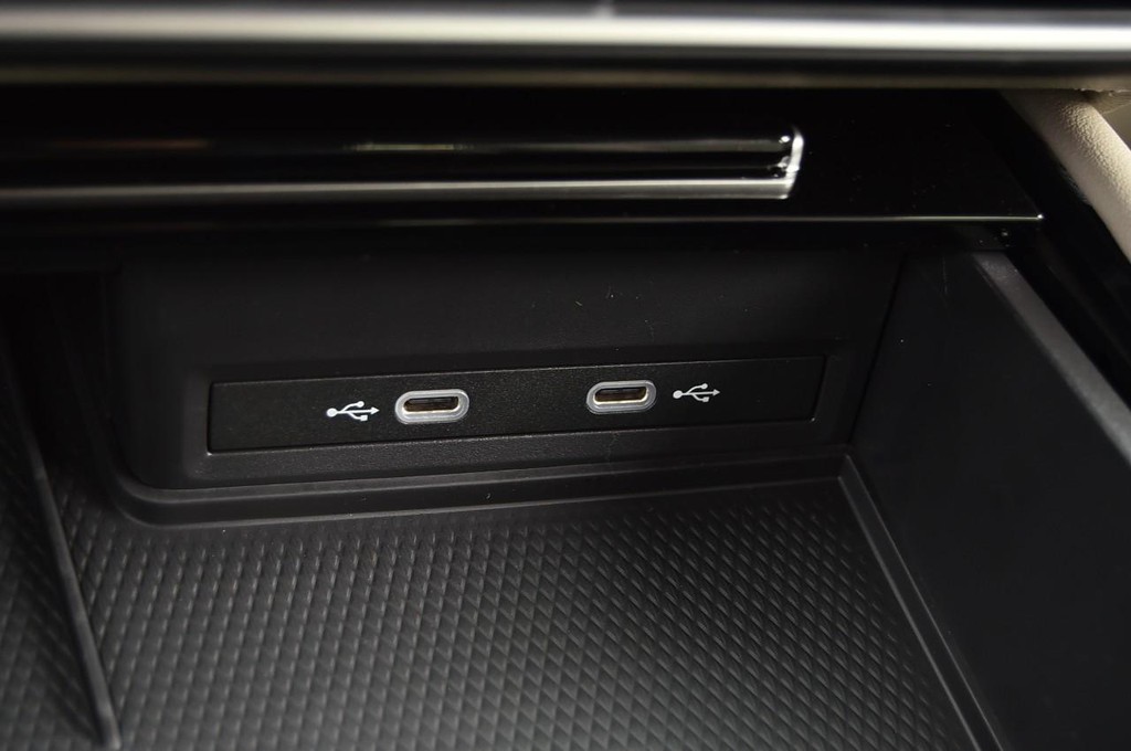 Volkswagen Atlas Vehicle Full-screen Gallery Image 16