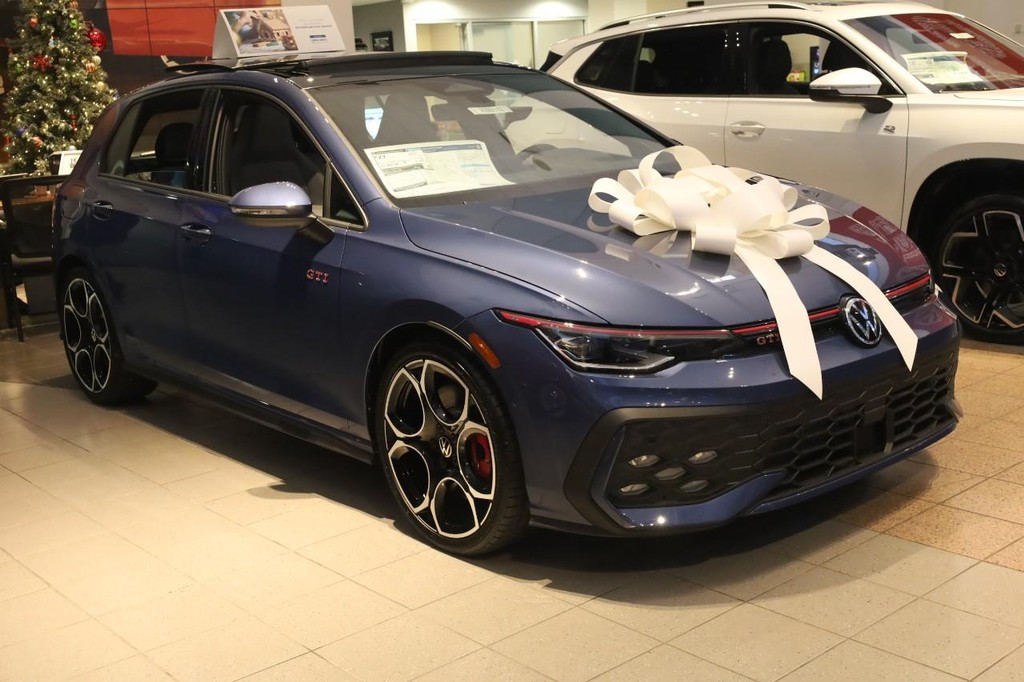 Volkswagen Golf GTI Vehicle Full-screen Gallery Image 2