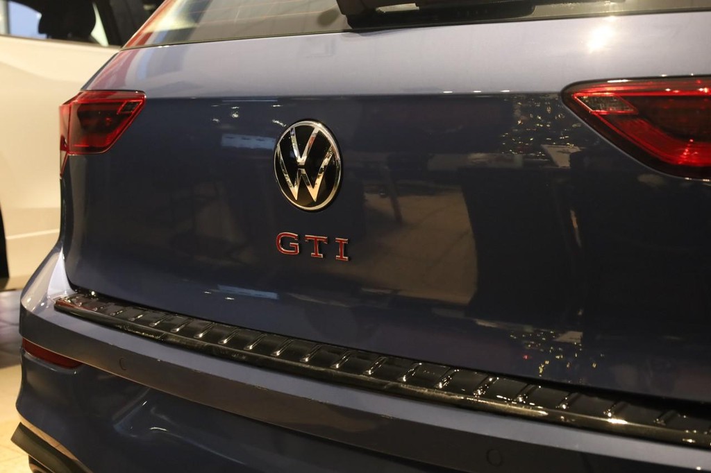 Volkswagen Golf GTI Vehicle Full-screen Gallery Image 4