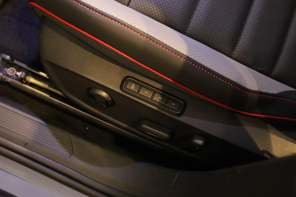 Volkswagen Golf GTI Vehicle Full-screen Gallery Image 7