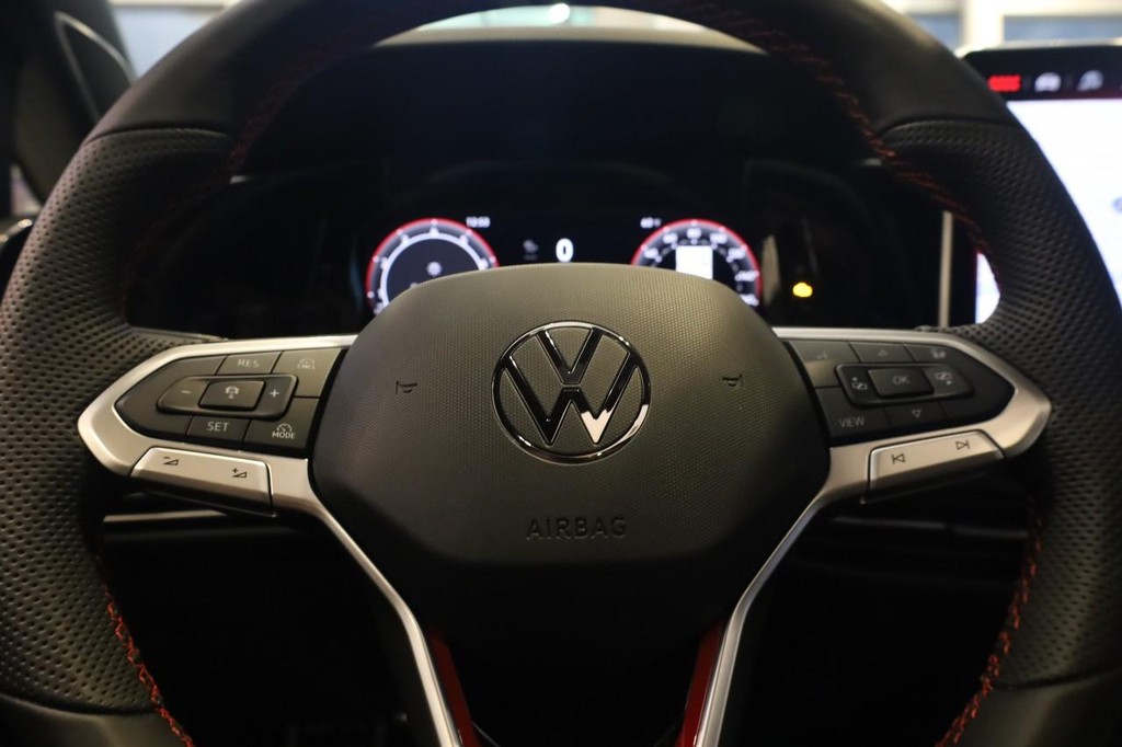 Volkswagen Golf GTI Vehicle Full-screen Gallery Image 9