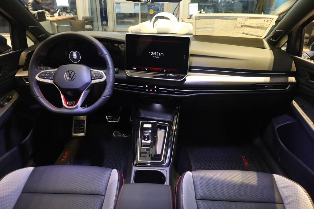 Volkswagen Golf GTI Vehicle Full-screen Gallery Image 21