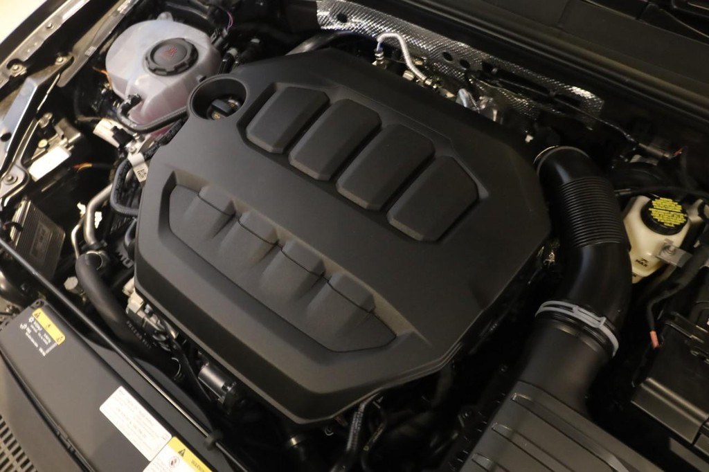 Volkswagen Golf GTI Vehicle Full-screen Gallery Image 24